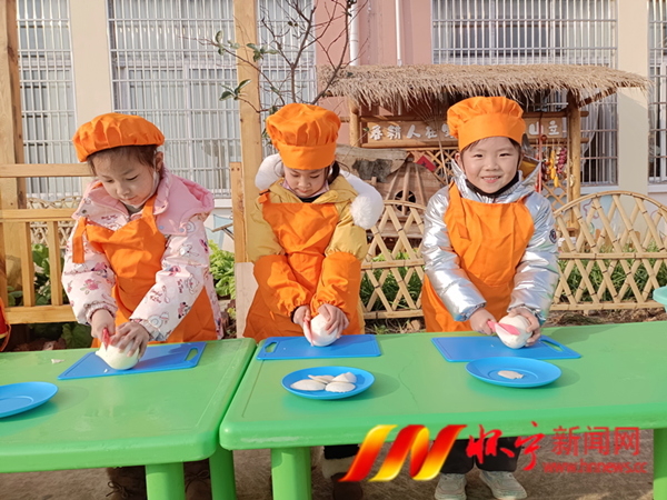 12月13日，马庙镇中心幼儿园开展劳动教育实践活动。（2）